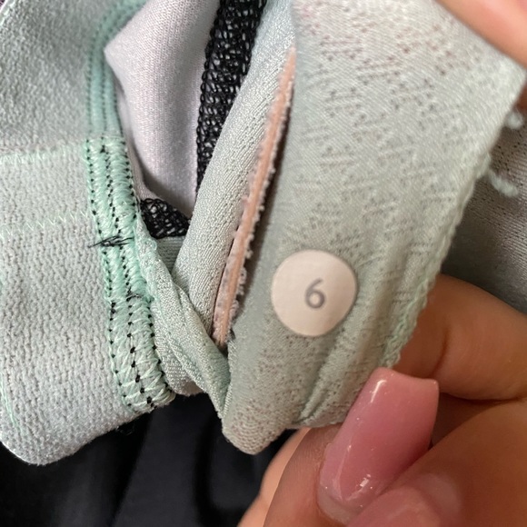 Lululemon Tank Top with Built in Bra Size 6 Black - Picture 5 of 5